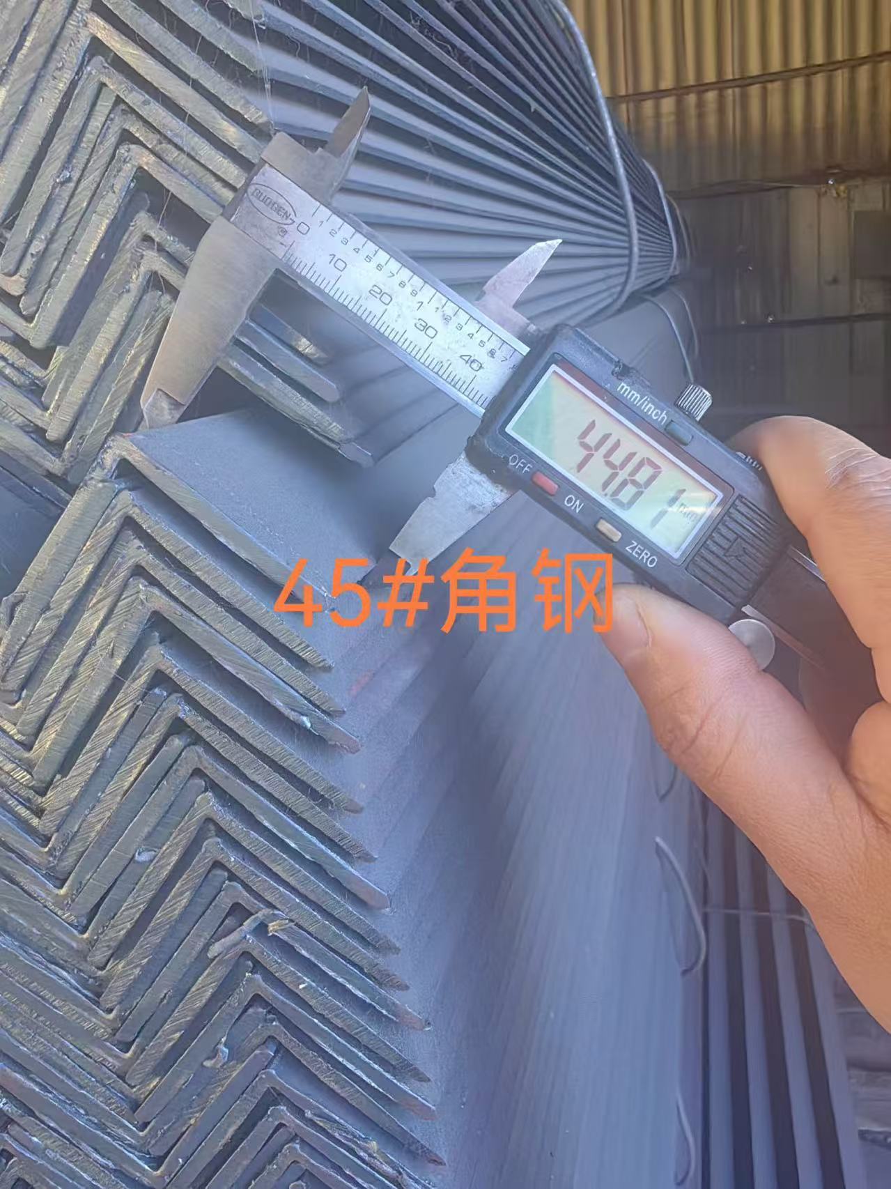 Tianjin Jumin Steel жаһандық экспортқа арналған жоғары өнімді пластикпен қапталған бұрышты болатты шығарды.